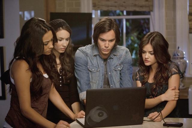 Still of Troian Bellisario, Lucy Hale, Tyler Blackburn and Shay Mitchell in Jaunosios melages (2010)