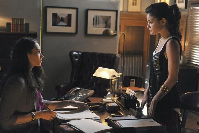 Still of Lucy Hale and Paloma Guzmán in Jaunosios melages (2010)