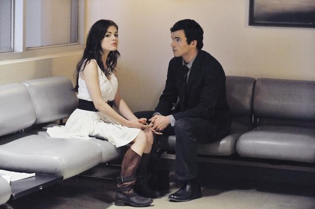 Still of Lucy Hale and Ian Harding in Jaunosios melages (2010)