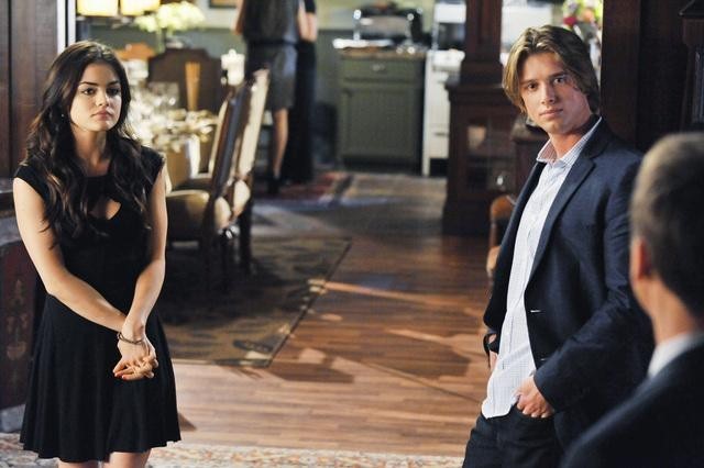 Still of Lucy Hale and Drew Van Acker in Jaunosios melages (2010)