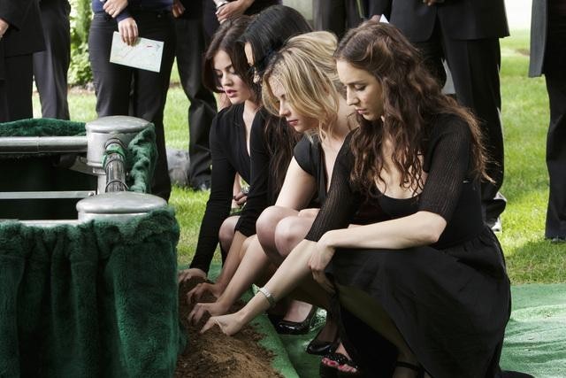 Still of Troian Bellisario, Lucy Hale, Ashley Benson and Shay Mitchell in Jaunosios melages (2010)