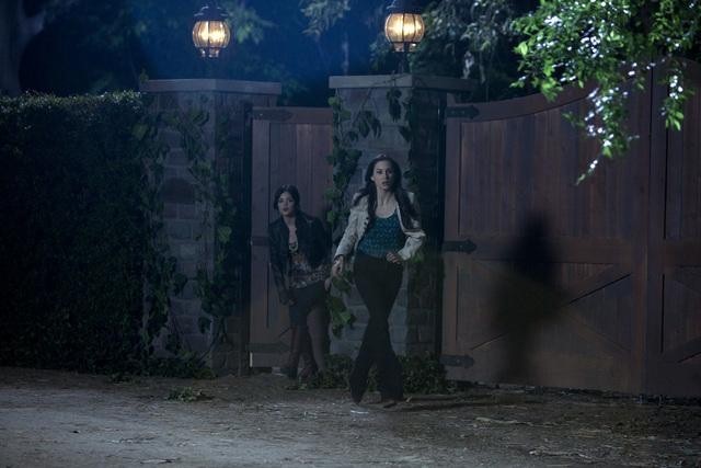 Still of Troian Bellisario and Lucy Hale in Jaunosios melages (2010)