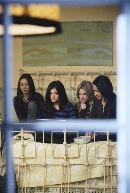 Still of Troian Bellisario, Lucy Hale, Ashley Benson and Shay Mitchell in Jaunosios melages (2010)