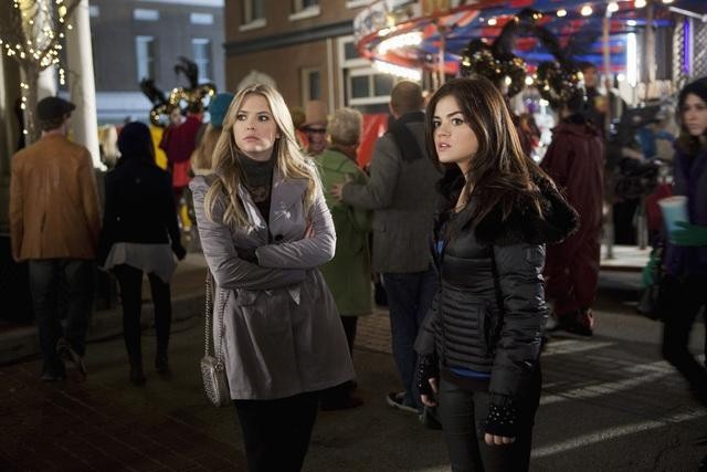Still of Lucy Hale and Ashley Benson in Jaunosios melages (2010)