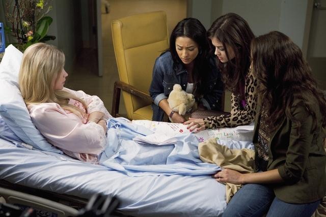 Still of Troian Bellisario, Lucy Hale, Ashley Benson and Shay Mitchell in Jaunosios melages (2010)