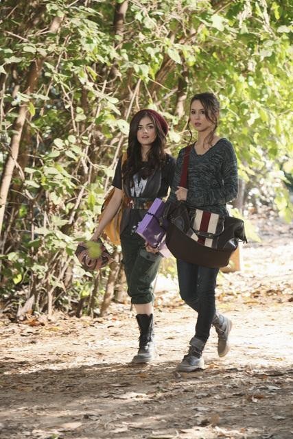Still of Troian Bellisario and Lucy Hale in Jaunosios melages (2010)