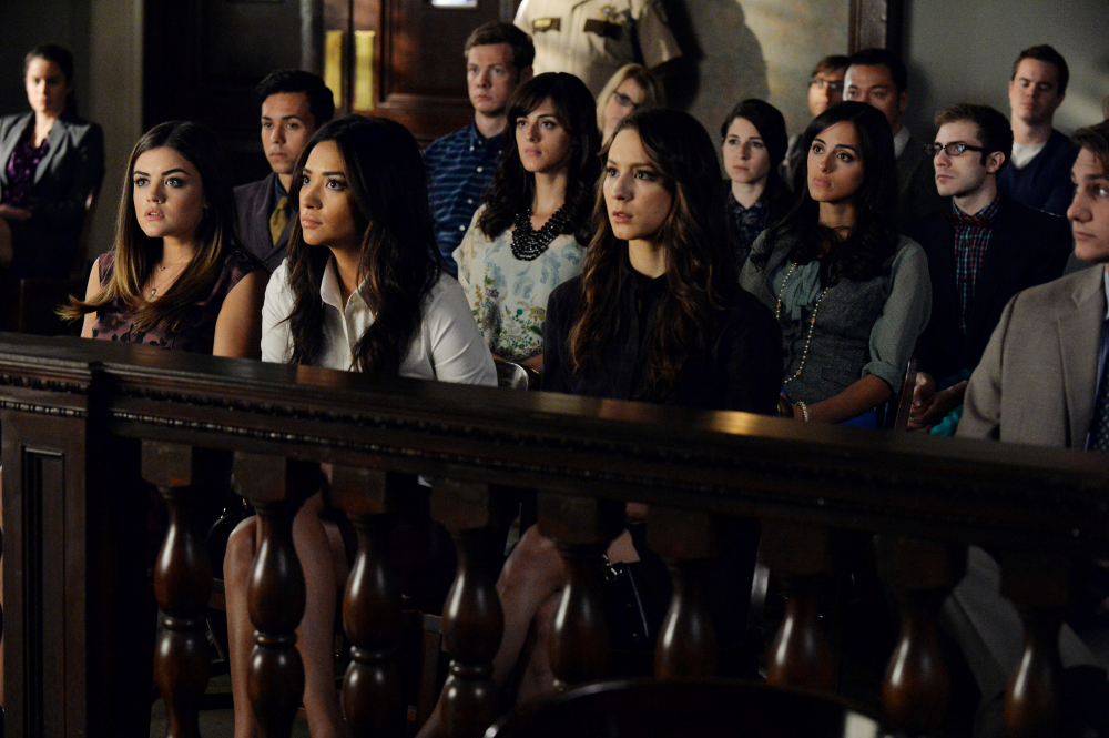 Still of Troian Bellisario, Lucy Hale and Shay Mitchell in Jaunosios melages (2010)