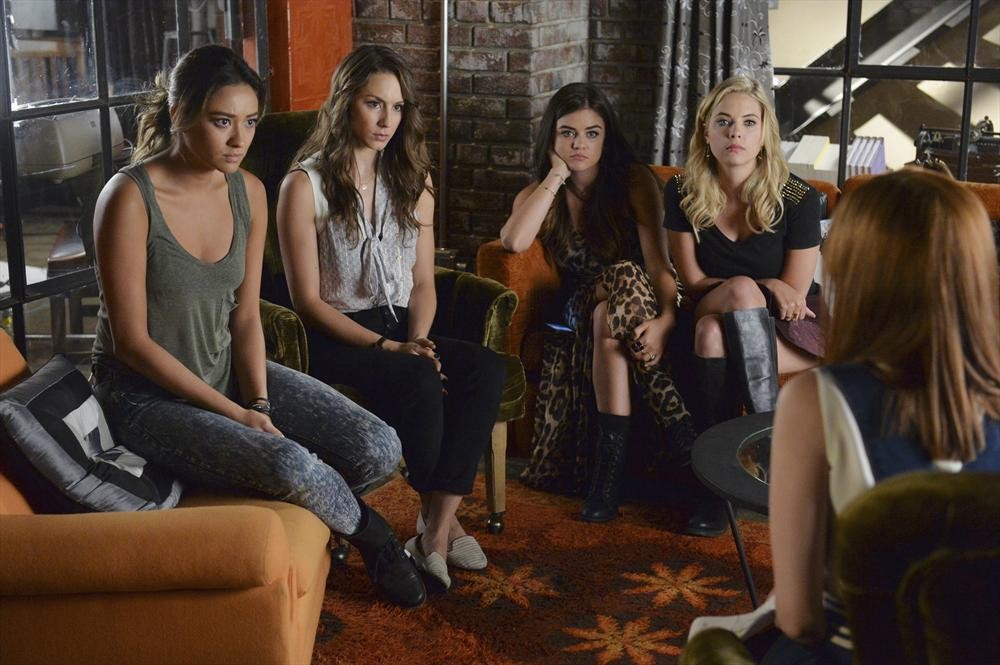 Still of Troian Bellisario, Lucy Hale, Ashley Benson and Shay Mitchell in Jaunosios melages (2010)