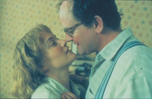 Still of Kate Winslet and Hugh Bonneville in Iris (2001)