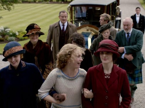 Still of Elizabeth McGovern, Maggie Smith, Hugh Bonneville, Peter Egan, Dan Stevens, Laura Carmichael and Lily James in Downton Abbey (2010)