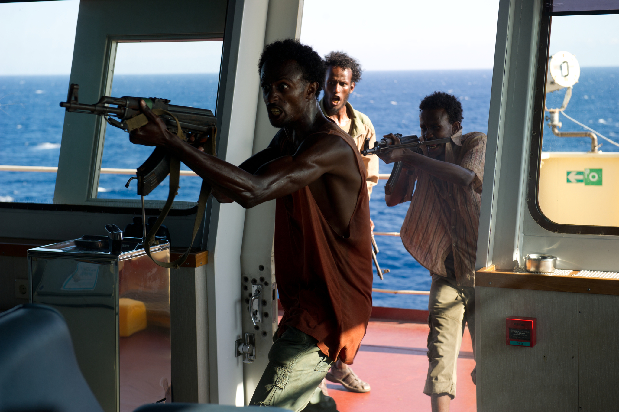 Still of Tom Hanks, Faysal Ahmed and Barkhad Abdirahman in Kapitonas Phillips (2013)