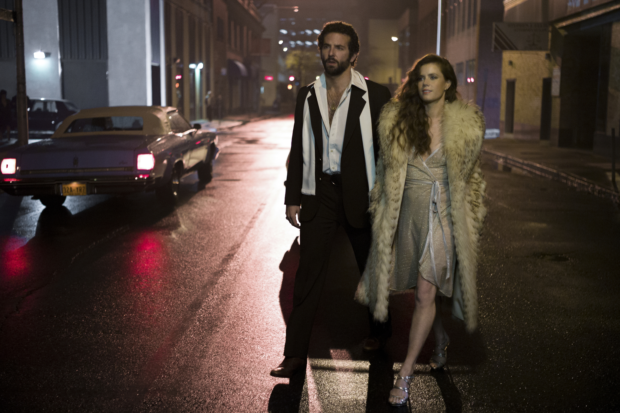 Still of Amy Adams and Bradley Cooper in Amerikietiska afera (2013)