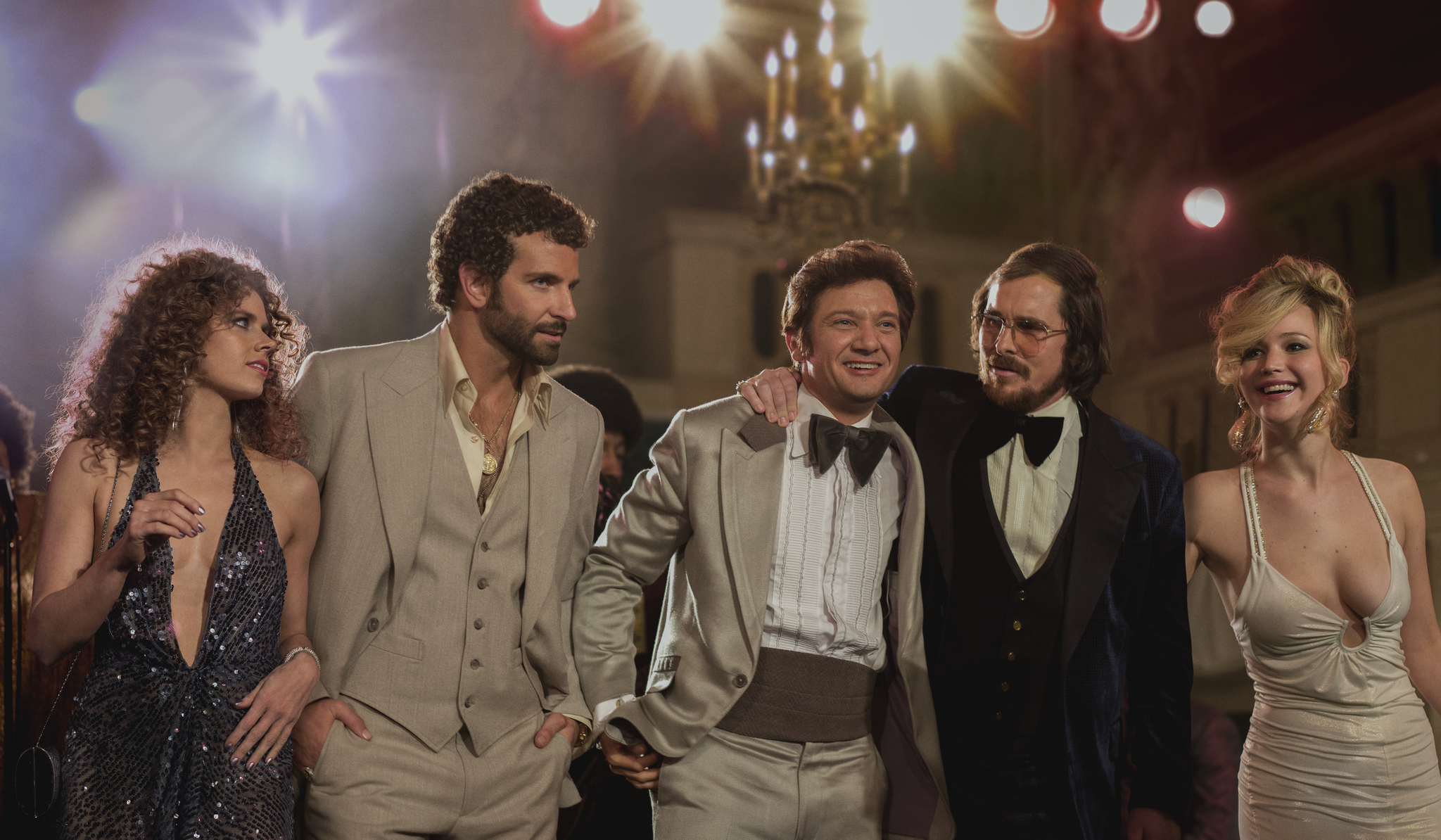 Still of Christian Bale, Amy Adams, Bradley Cooper, Jeremy Renner and Jennifer Lawrence in Amerikietiska afera (2013)