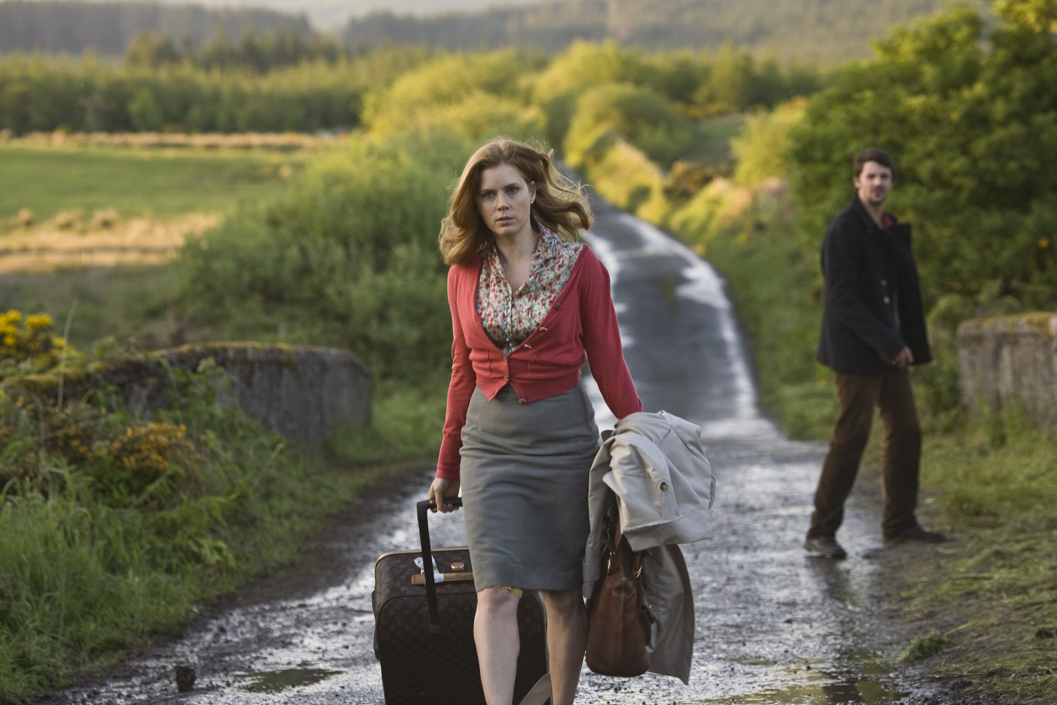 Still of Amy Adams and Matthew Goode in Keliamieji metai (2010)