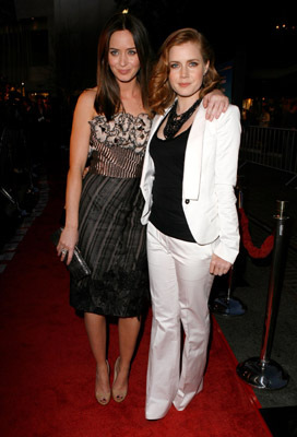 Amy Adams and Emily Blunt at event of Sunshine Cleaning (2008)