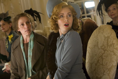 Still of Frances McDormand and Amy Adams in Miss Pettigrew Lives for a Day (2008)