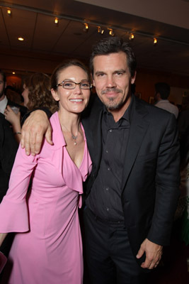 Diane Lane and Josh Brolin at event of Milk (2008)