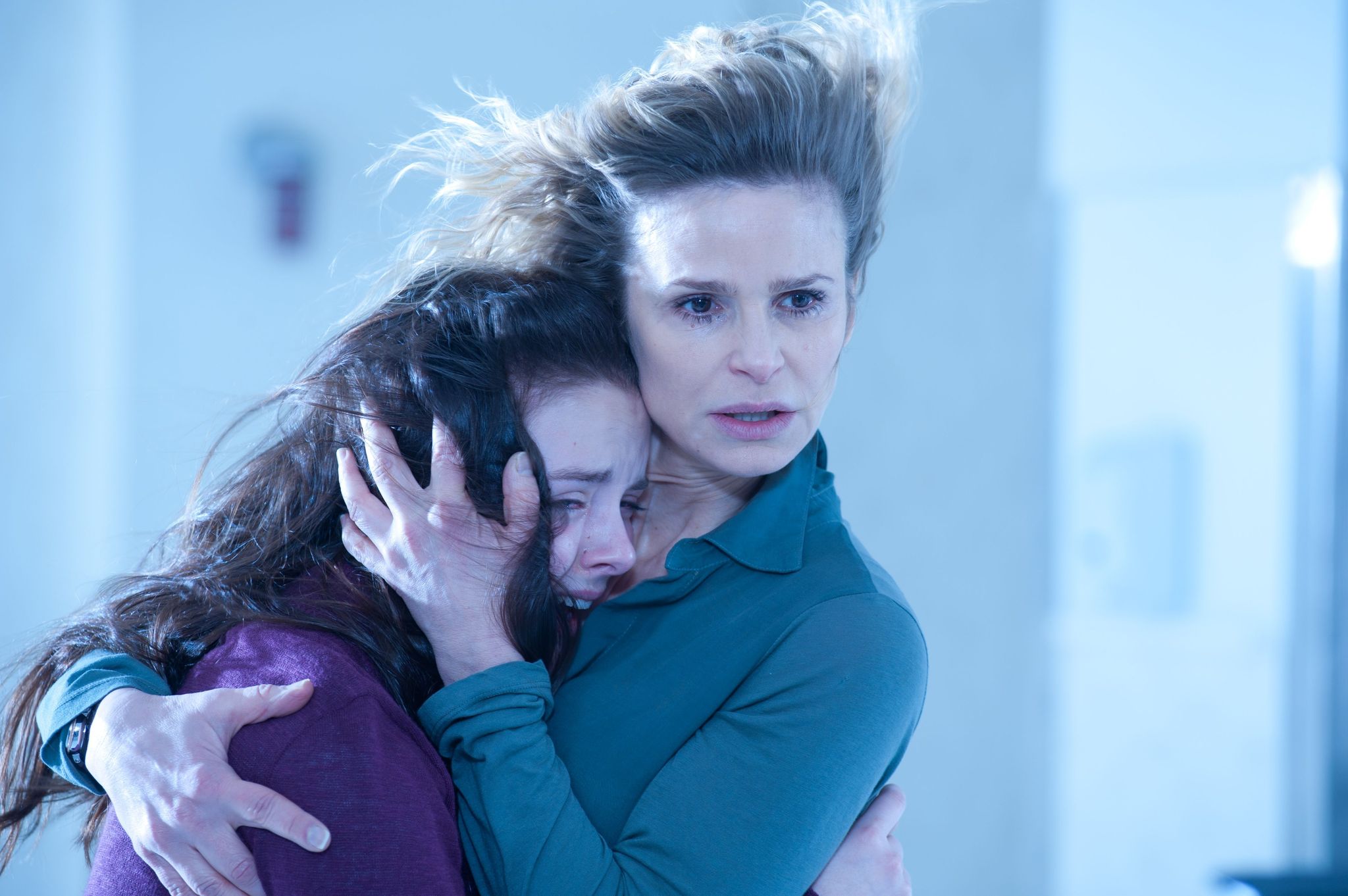 Still of Kyra Sedgwick and Madison Davenport in Demonas viduje (2012)