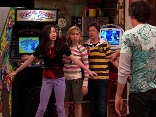 Still of Nathan Kress, Jerry Trainor, Miranda Cosgrove and Jennette McCurdy in iCarly (2007)