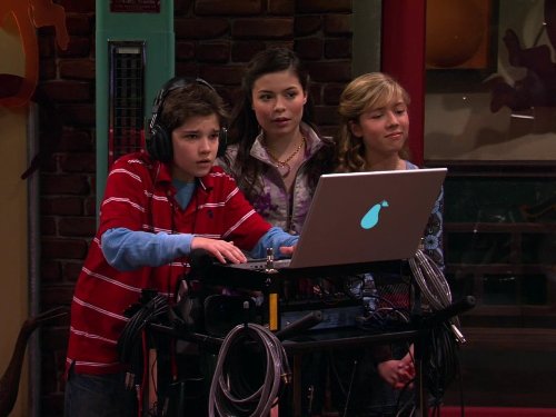 Still of Nathan Kress, Miranda Cosgrove and Jennette McCurdy in iCarly (2007)