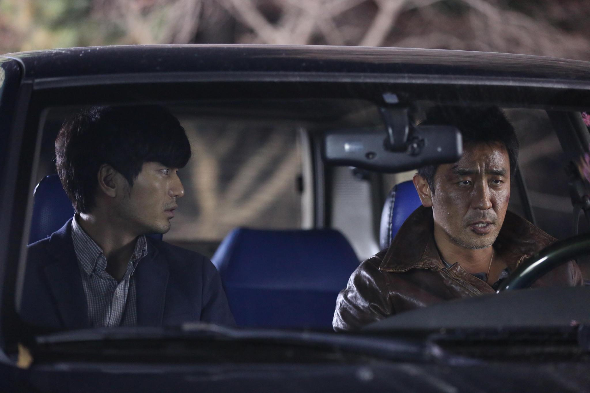 Still of Jin-wook Lee and Seung-ryong Ryu in Pyojeok (2014)