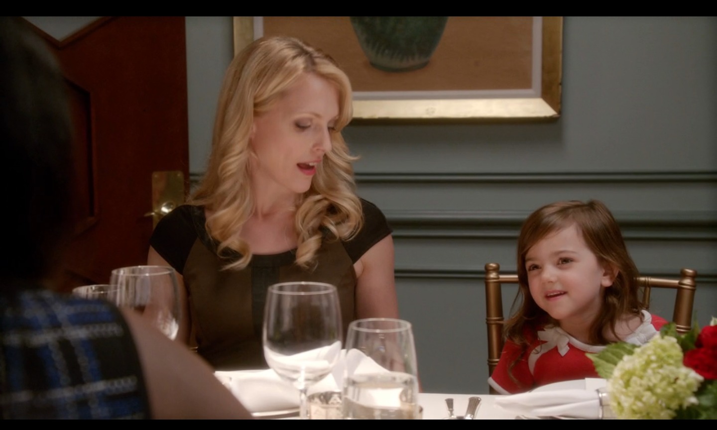 Abby Ryder Fortson stars as young Clementine questioning Mindy Kaling about her singleness at a dinner party in the episode, SK8er Man, on The Mindy Project .