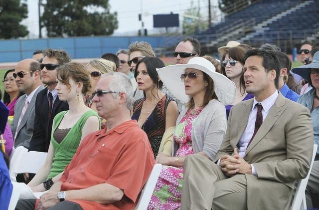 Still of Courteney Cox, Josh Hopkins, Busy Philipps, Ian Gomez, Christa Miller and Brian Van Holt in Cougar Town (2009)