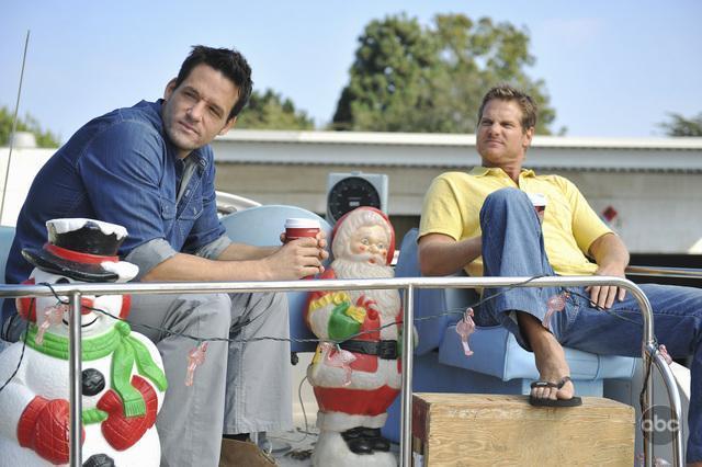 Still of Josh Hopkins and Brian Van Holt in Cougar Town (2009)