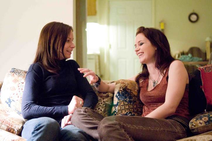 Still of Mary Lynn Rajskub and Emily Blunt in Sunshine Cleaning (2008)