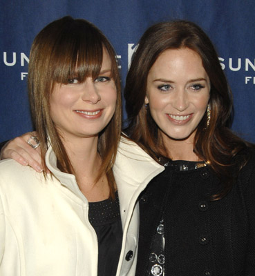 Mary Lynn Rajskub and Emily Blunt at event of Sunshine Cleaning (2008)