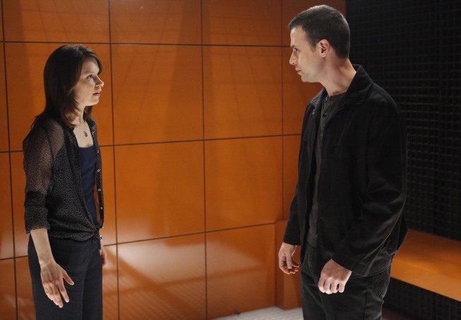 Still of Freddie Prinze Jr. and Mary Lynn Rajskub in 24 (2001)