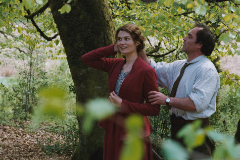 Still of Jean-Louis Coulloc'h and Marina Hands in Lady Chatterley (2006)