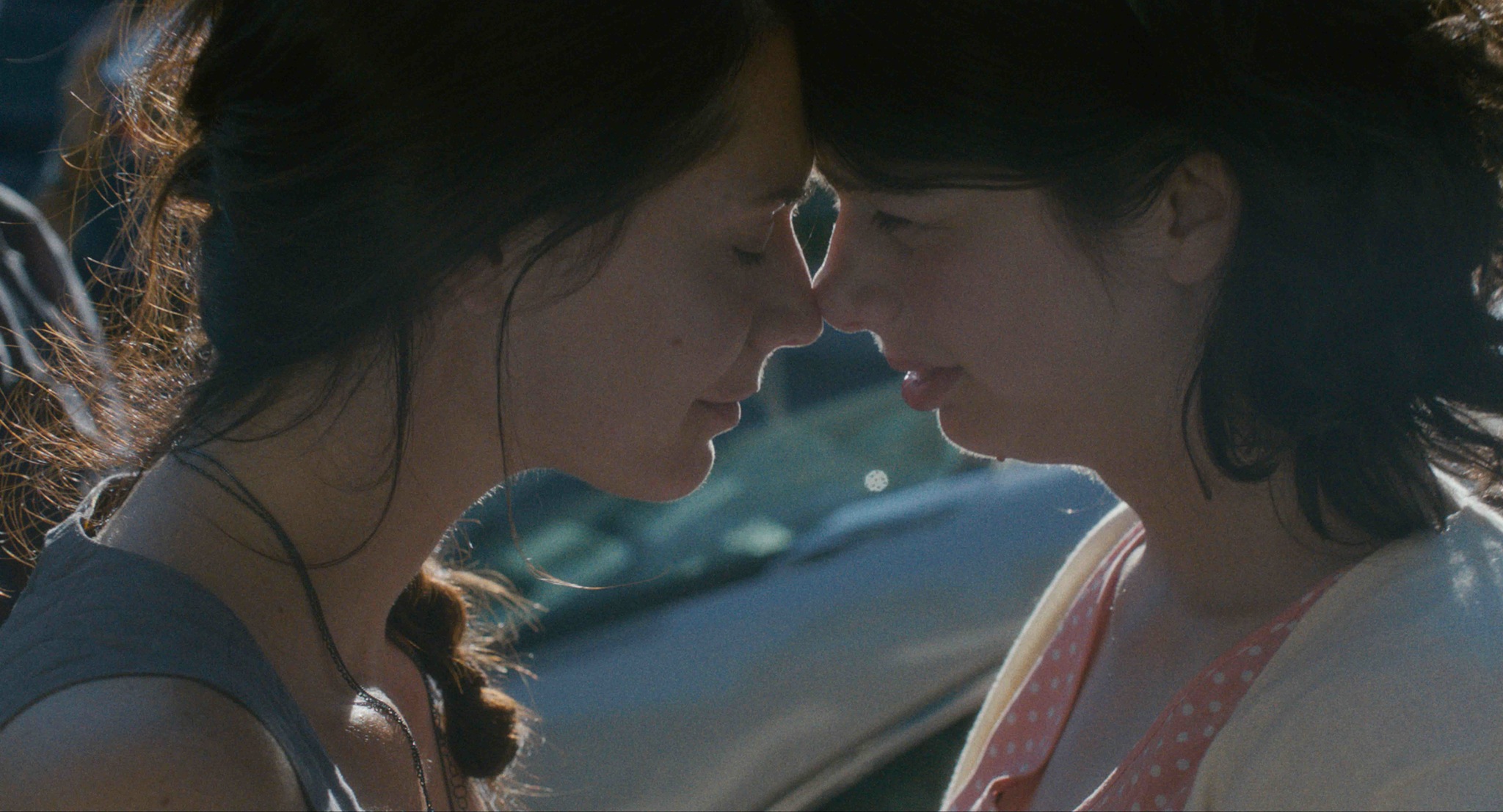 Still of Mélissa Désormeaux-Poulin and Gabrielle Marion-Rivard in Gabriele (2013)