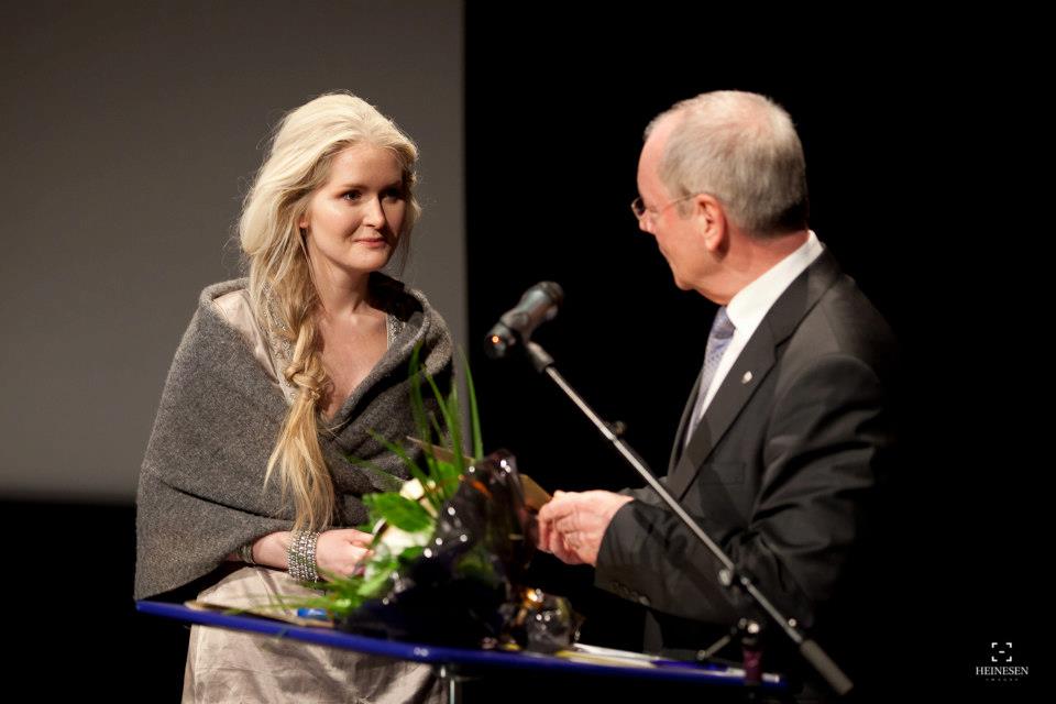 Annika Álofti receiving the Viewers Choice Award (2012).