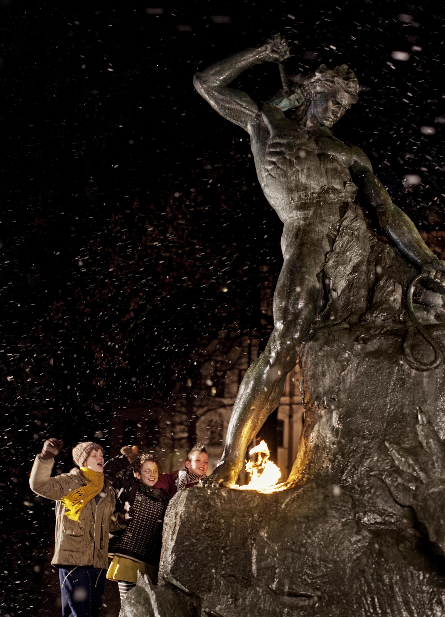 Still of Mira Barkhammar, Mira Grosin and Liv LeMoyne in Vi är bäst! (2013)