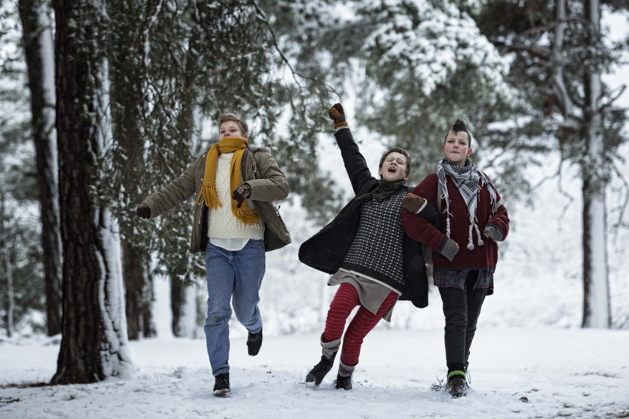 Still of Mira Barkhammar, Mira Grosin and Liv LeMoyne in Vi är bäst! (2013)