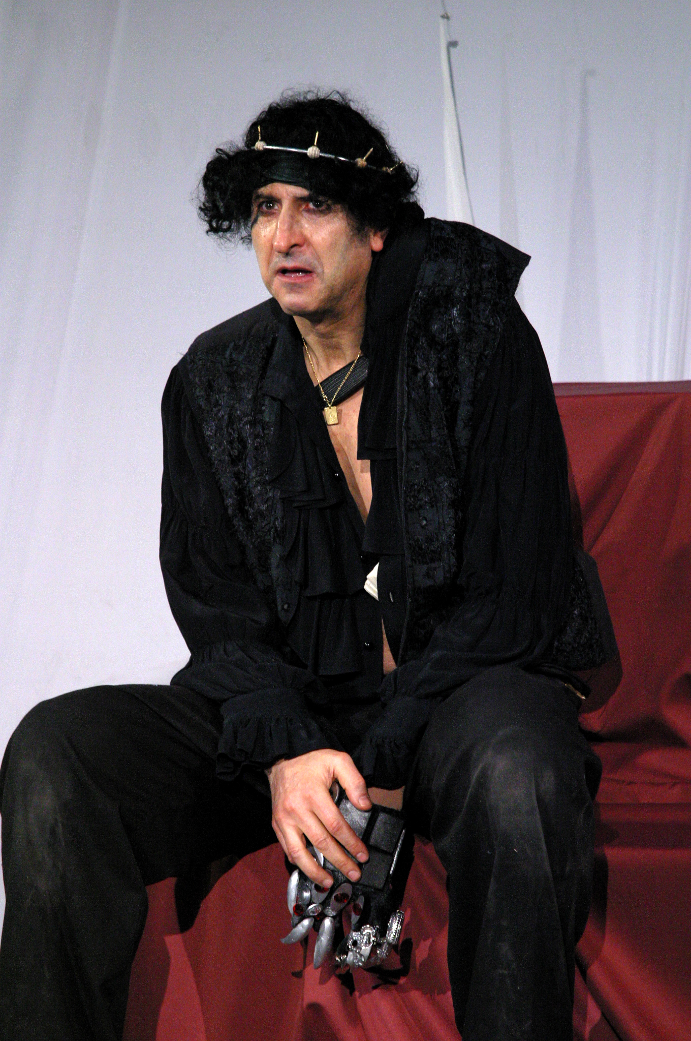 Claudio Laniado as Richard in Richard III.