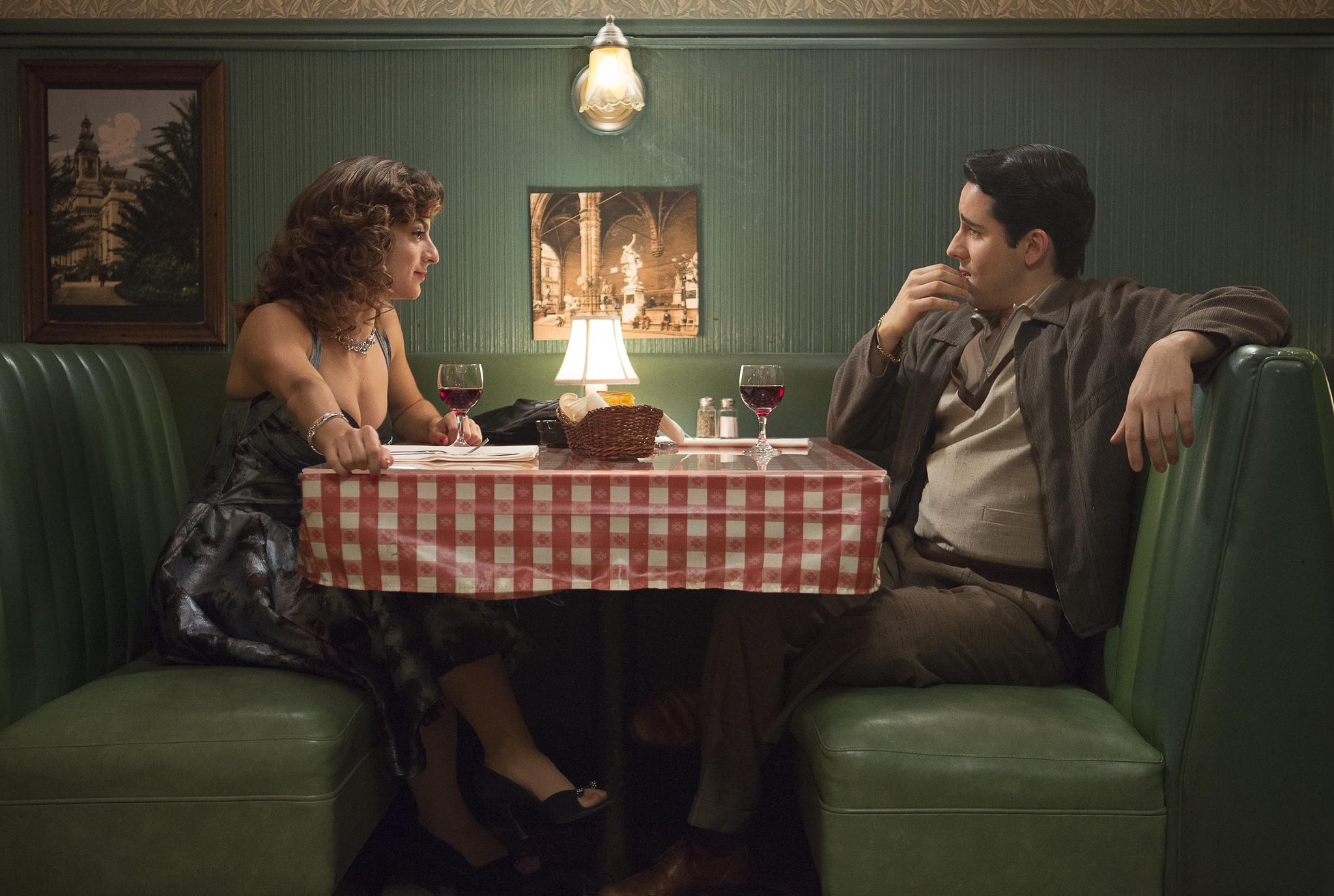 Still of John Lloyd Young and Renée Marino in Ketveriuke is Dzersio (2014)