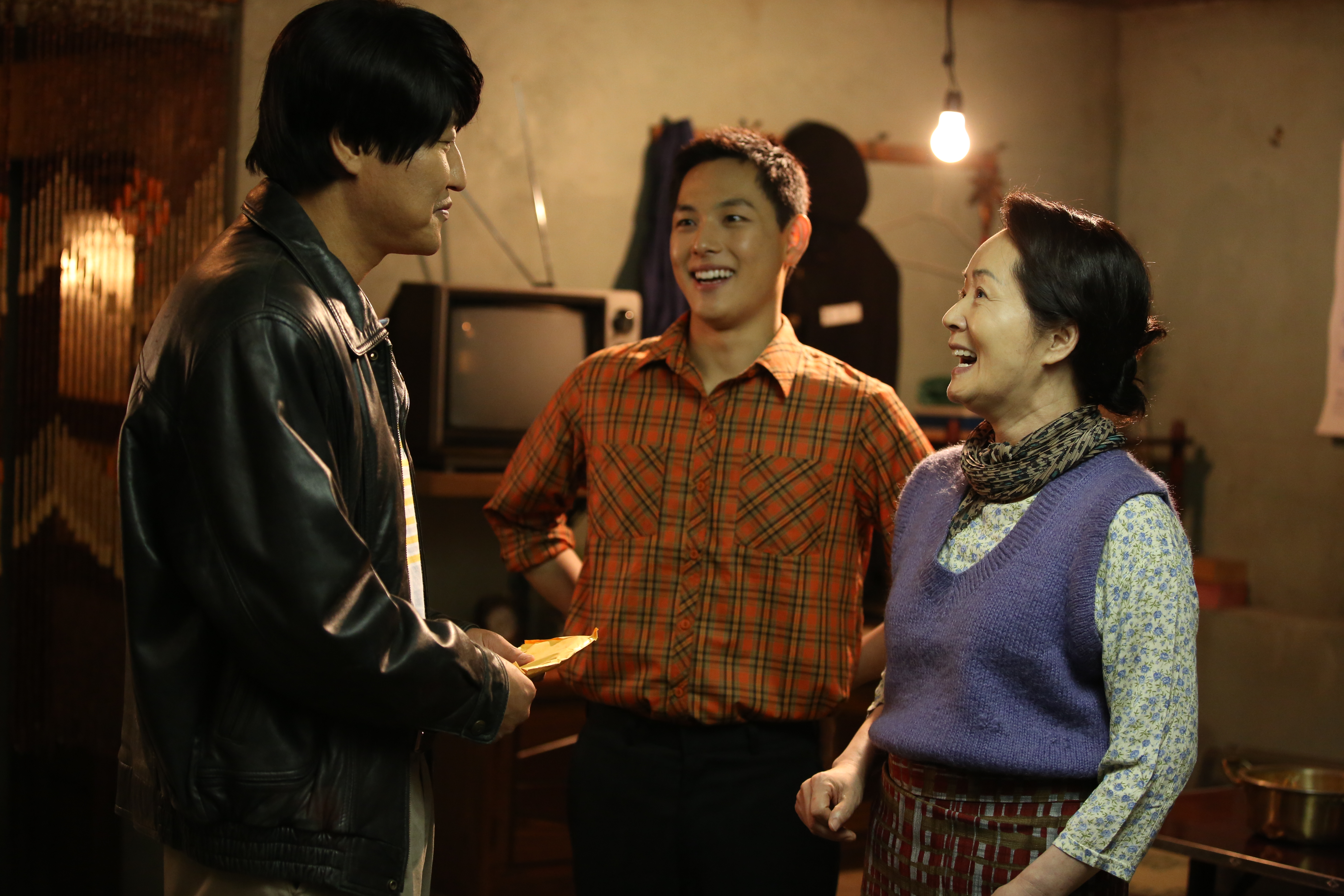 Still of Kang-ho Song, Yeong-ae Kim and Si-wan Yim in Byeon-ho-in (2013)