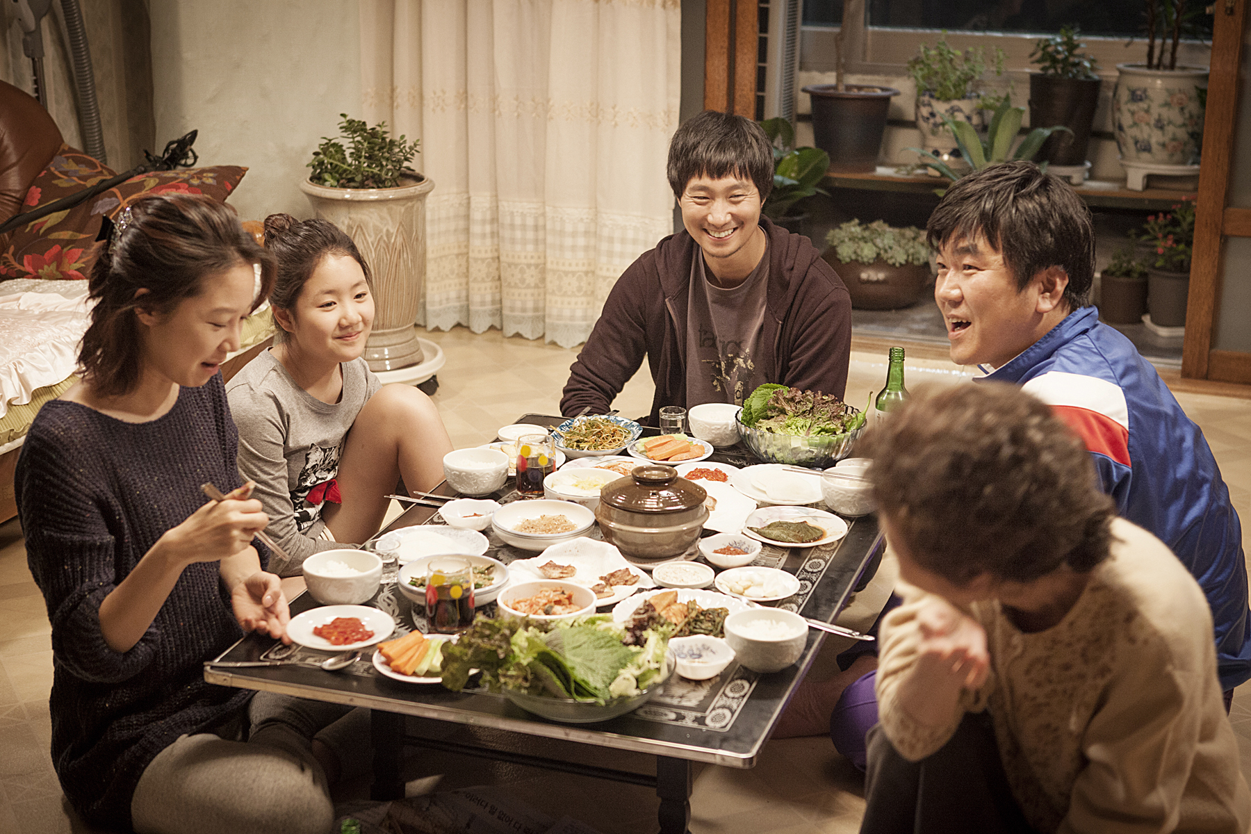 Still of Yeo-jeong Yoon, Hyo-jin Kong, Hae-il Park, Je-mun Yun and Ji-hee Jin in Go-ryeong-hwa-ga-jok (2013)