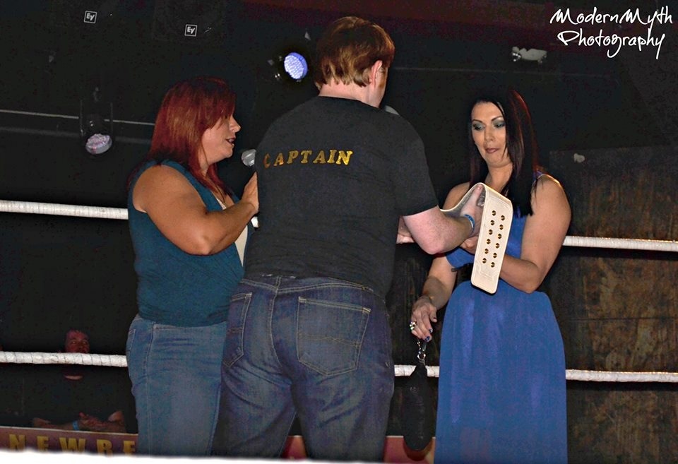 Presenting a title belt to former first champion Radiant Rain at SHINE 21.