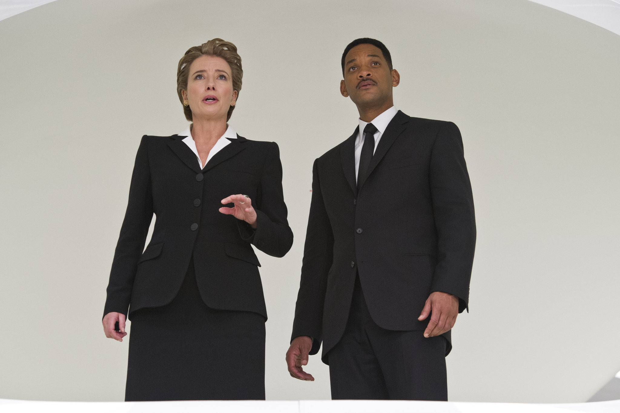 Still of Will Smith and Emma Thompson in Vyrai juodais drabuziais III (2012)