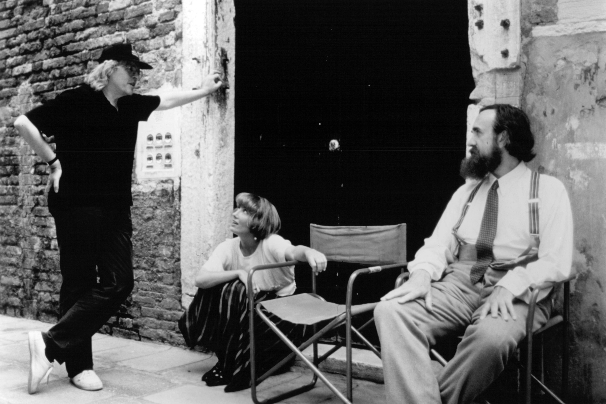 Still of Jonathan Pryce, Emma Thompson and Christopher Hampton in Carrington (1995)