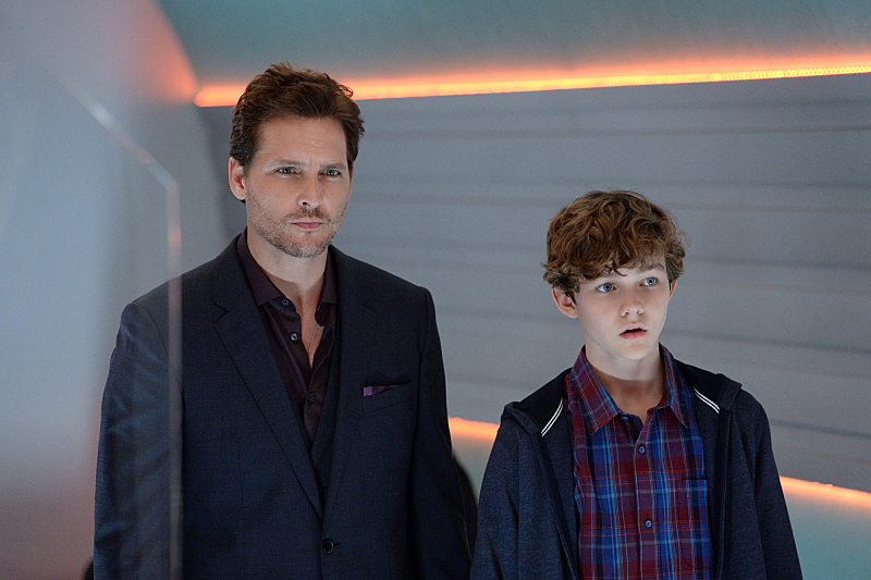 Still of Peter Facinelli and Levi Miller in Supergirl (2015)