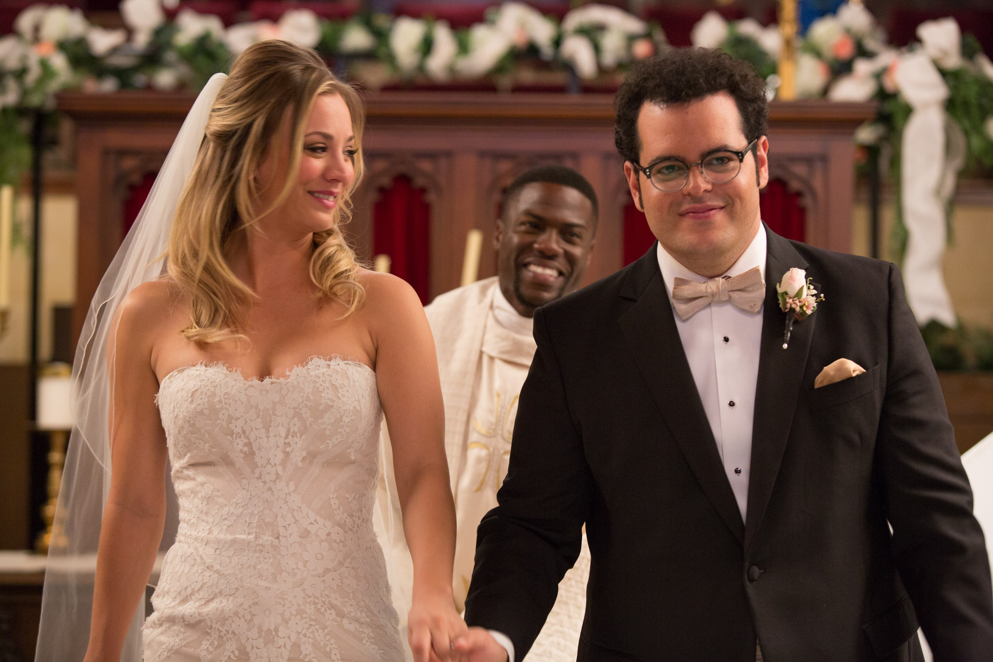 Still of Kaley Cuoco, Kevin Hart and Josh Gad in Pabroliu nuoma (2015)