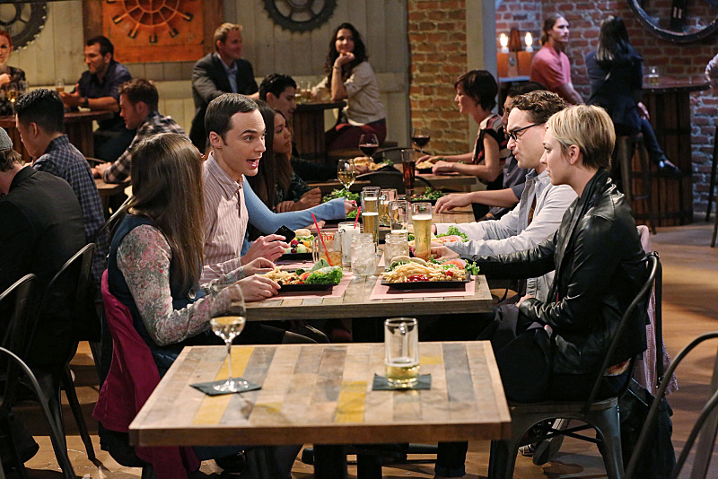 Still of Mayim Bialik, Kaley Cuoco, Johnny Galecki and Jim Parsons in Didziojo sprogimo teorija (2007)