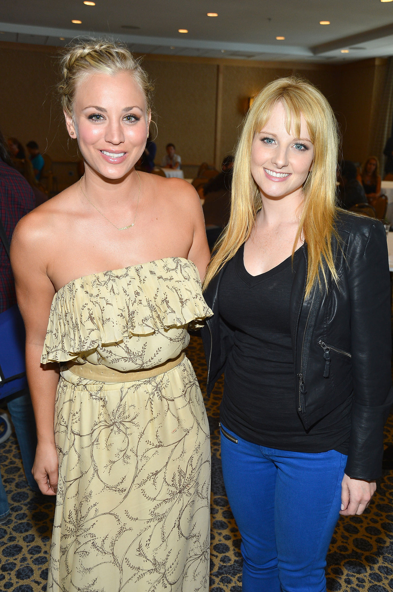 Kaley Cuoco and Melissa Rauch at event of Didziojo sprogimo teorija (2007)