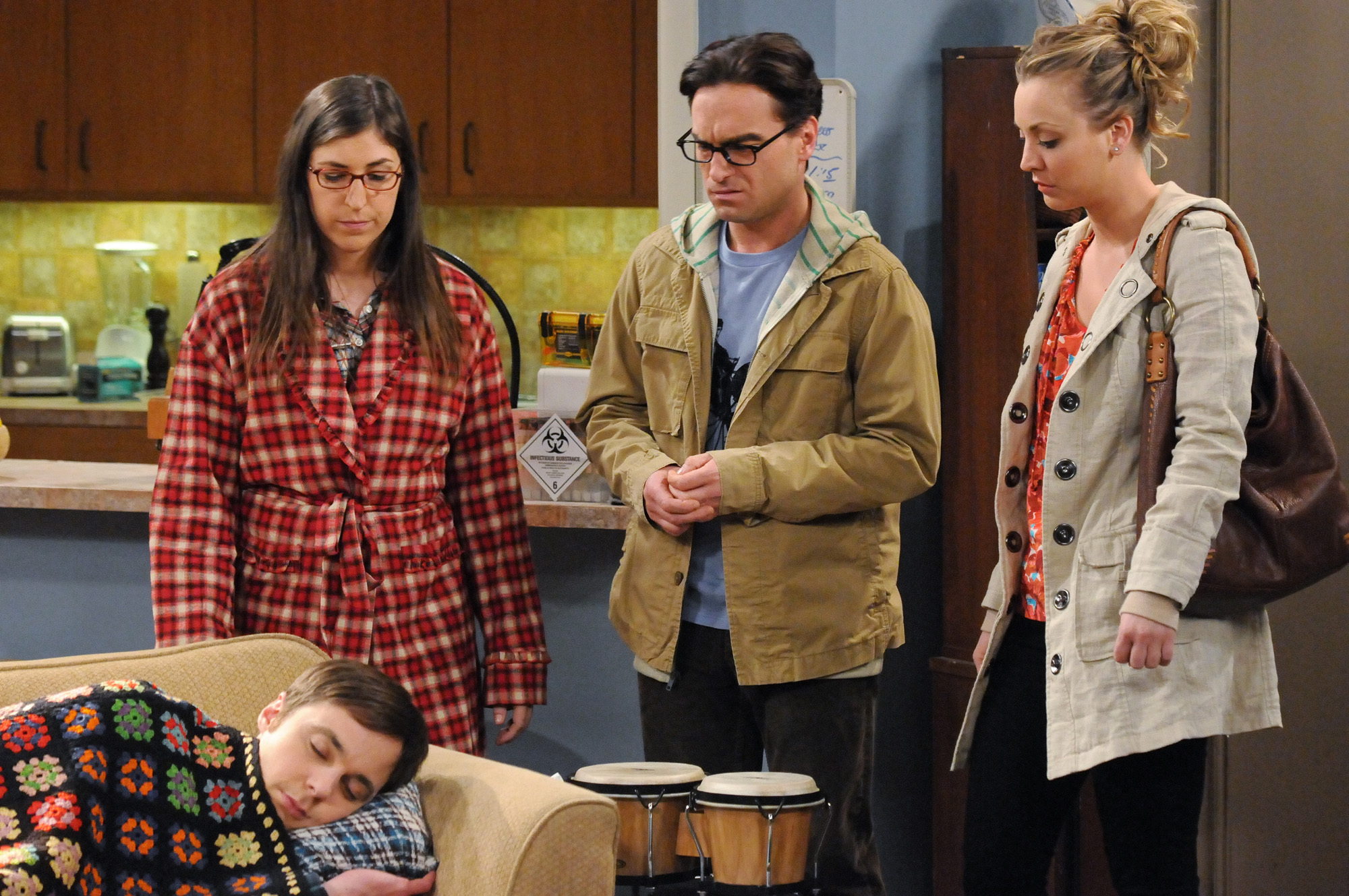 Still of Mayim Bialik, Kaley Cuoco, Johnny Galecki and Jim Parsons in Didziojo sprogimo teorija (2007)