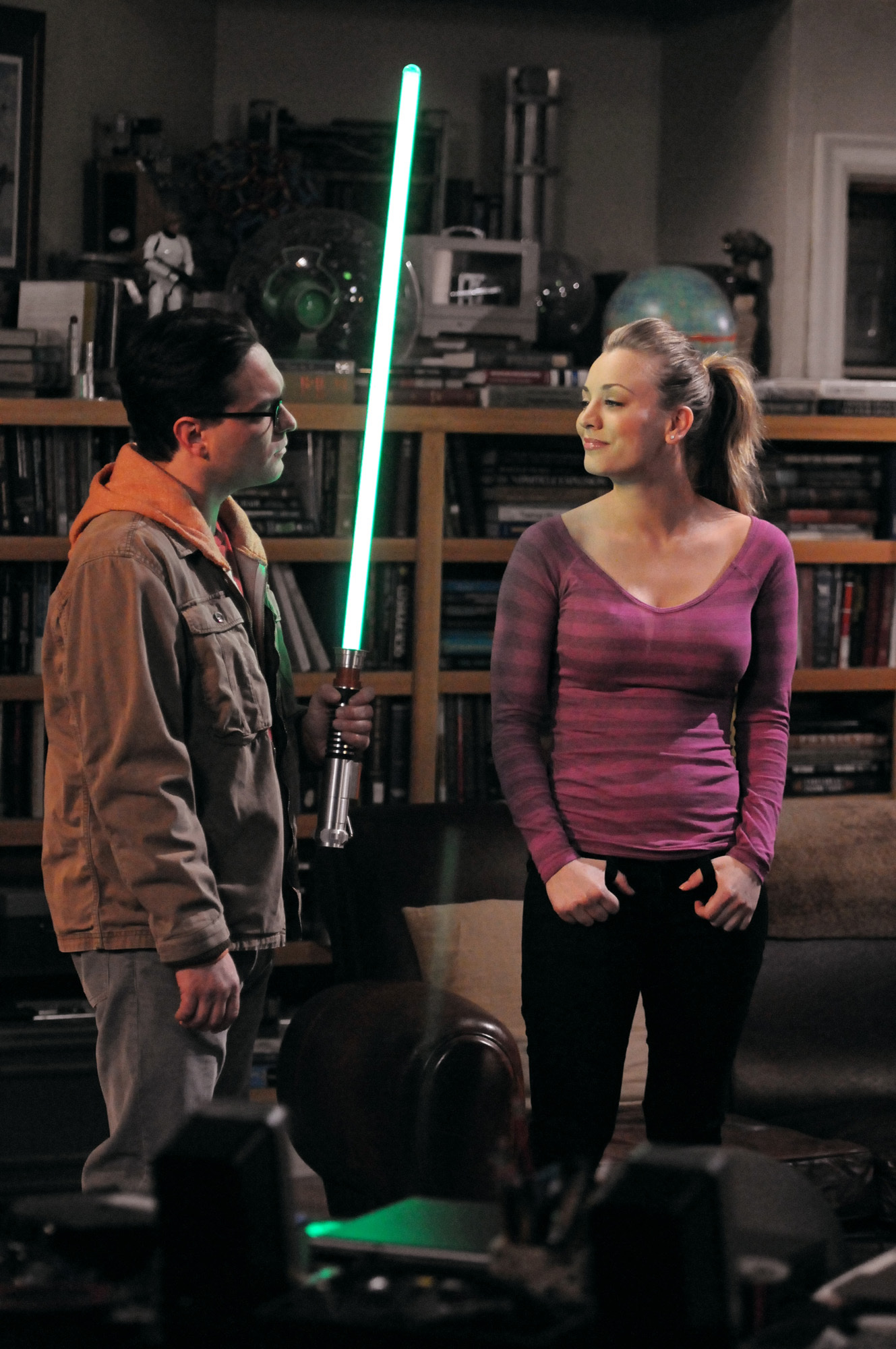 Still of Kaley Cuoco and Johnny Galecki in Didziojo sprogimo teorija (2007)