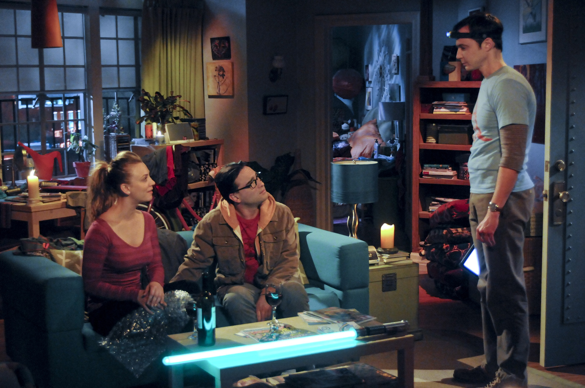 Still of Kaley Cuoco, Johnny Galecki and Jim Parsons in Didziojo sprogimo teorija (2007)